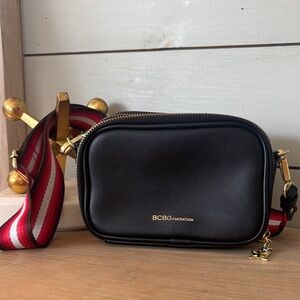 ✨ BCBGeneration Quinn-Style Crossbody Bag – Black with Brown/Red Stripe Strap